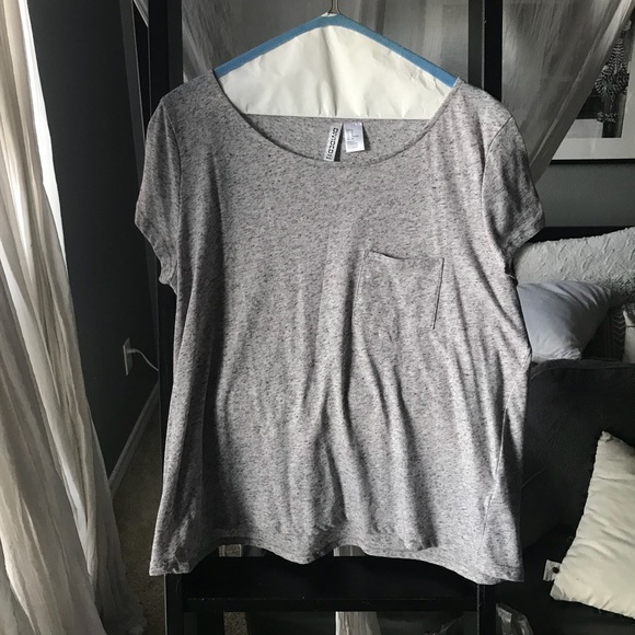 H&M Tops - H&M basic frocket women’s tee